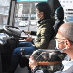バスの運転を体験する参加者=岡山県勝央町で