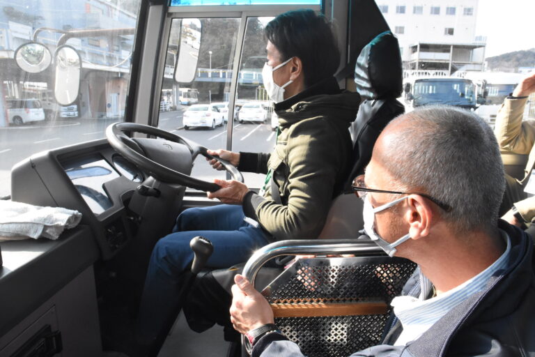 バスの運転を体験する参加者=岡山県勝央町で
