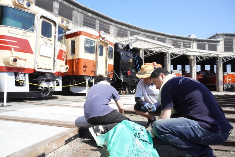 津山まなびの鉄道館で清掃作業に取り組む理容師たち=岡山県津山市で