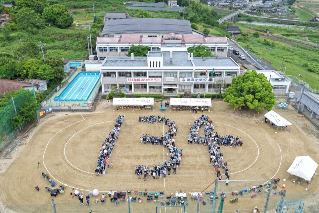 小型無人撮影機で撮影した人文字（シディック撮影、清泉小学校提供）