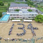 小型無人撮影機で撮影した人文字（シディック撮影、清泉小学校提供）