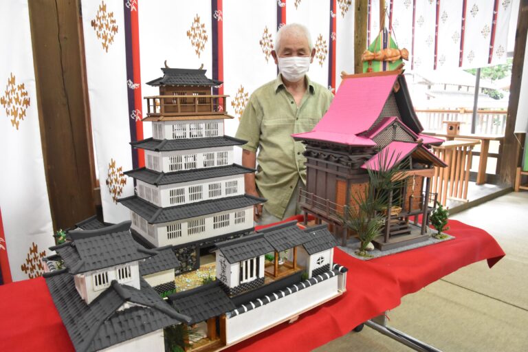 川崎の川上次夫さん（84）が津山城の模型を作製し、二宮の高野神社に奉納