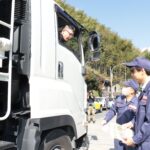 冬用タイヤ装着を呼びかける国道事務所の職員ら=岡山県奈義町で