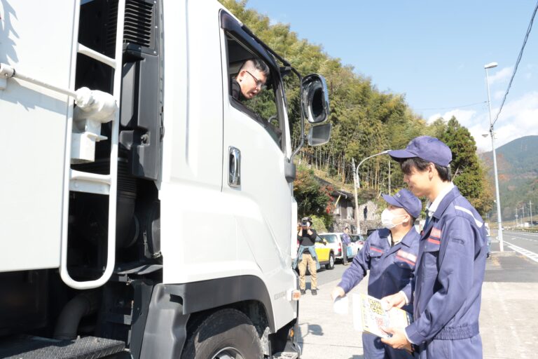 冬用タイヤ装着を呼びかける国道事務所の職員ら=岡山県奈義町で