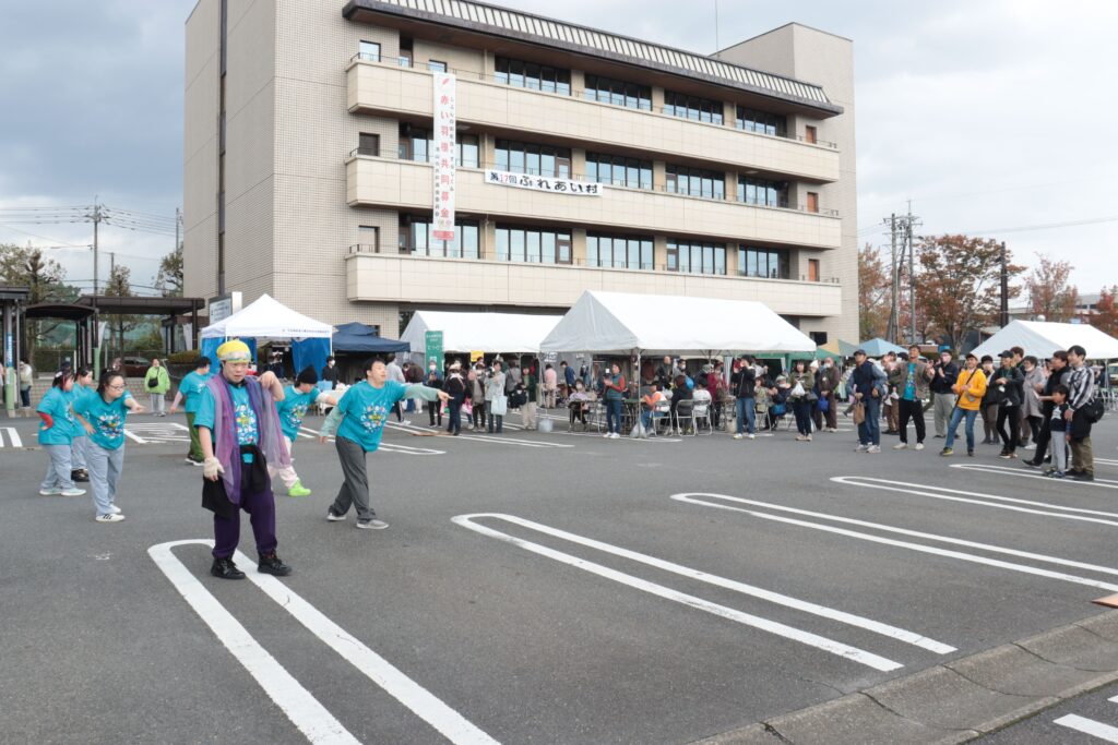 障害者たちのリズムカルなダンスで盛り上がる会場