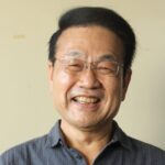 コンサートのチラシを手にPRする小峪さん=岡山県津山市で