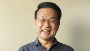コンサートのチラシを手にPRする小峪さん=岡山県津山市で