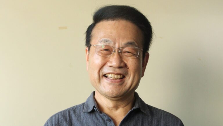 コンサートのチラシを手にPRする小峪さん=岡山県津山市で