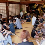 息を合わせて百万遍数珠まわしをする檀家や親子連れら