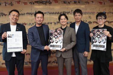 「美作ノ国演技塾Ⅱ」の開校に向け意気込みを語る大谷健太郎監督（右端）らプロジェクトメンバー＝岡山県津山市で