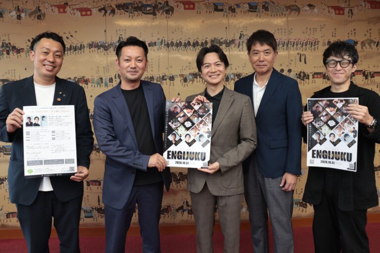 「美作ノ国演技塾Ⅱ」の開校に向け意気込みを語る大谷健太郎監督（右端）らプロジェクトメンバー＝岡山県津山市で