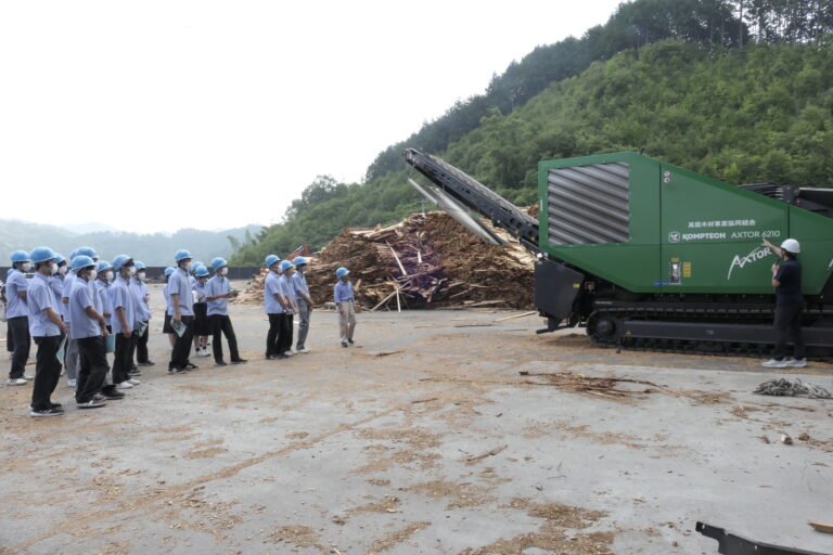 真庭バイオマス集積基地第２工場を見学する倉敷古城池高校の生徒ら＝岡山県真庭市で