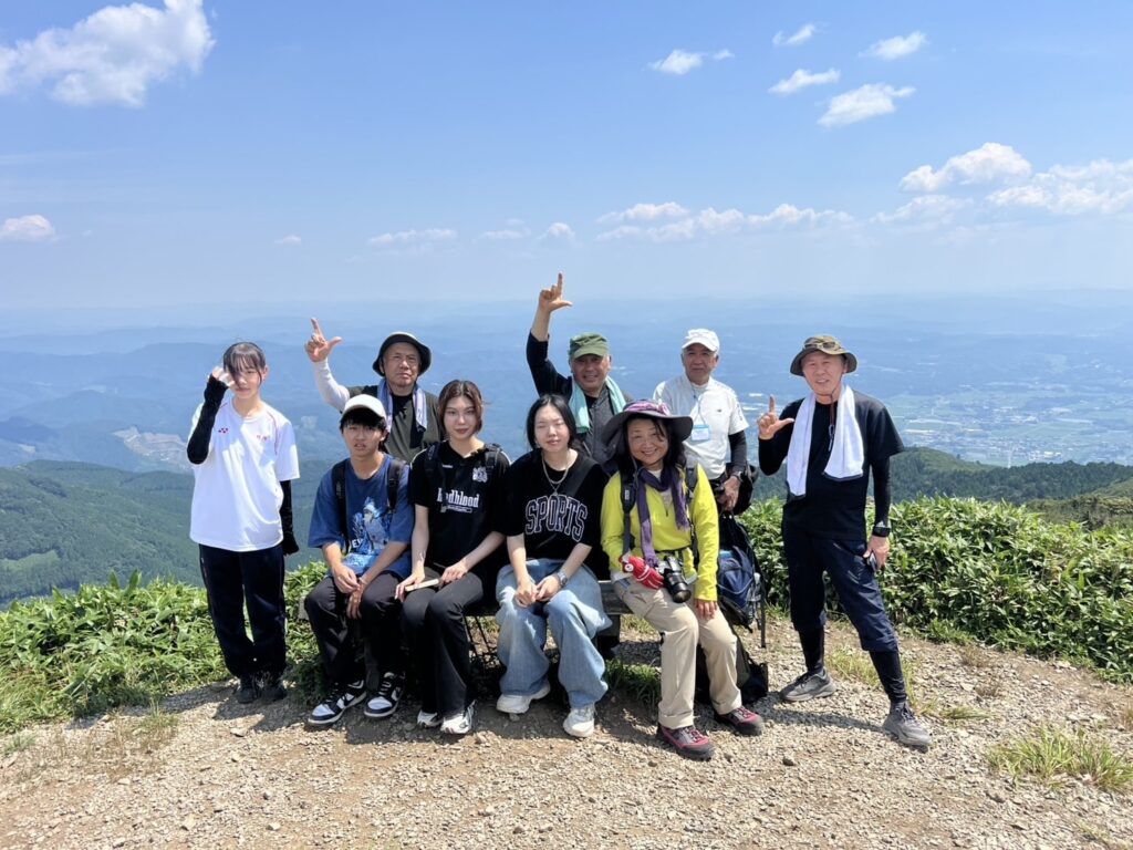 猛暑の中、那岐登山に挑戦した参加者