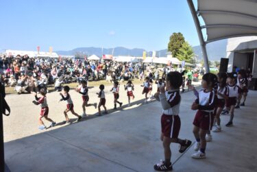 園児が元気いっぱいの踊りを披露したステージ=岡山県津山市で