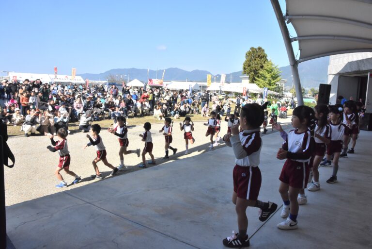 園児が元気いっぱいの踊りを披露したステージ=岡山県津山市で