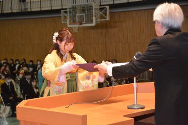 未来へ進む道に希望を抱きキャンパスを後に「美作大学・同短期大学部・同大学大学院卒業式 / 岡山県津山市