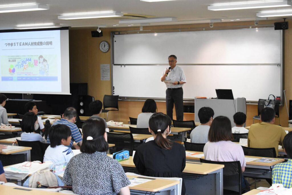 あいさつする岩佐校長