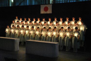 病院での実習に向けて継灯式に臨む生徒たち=岡山県津山市で