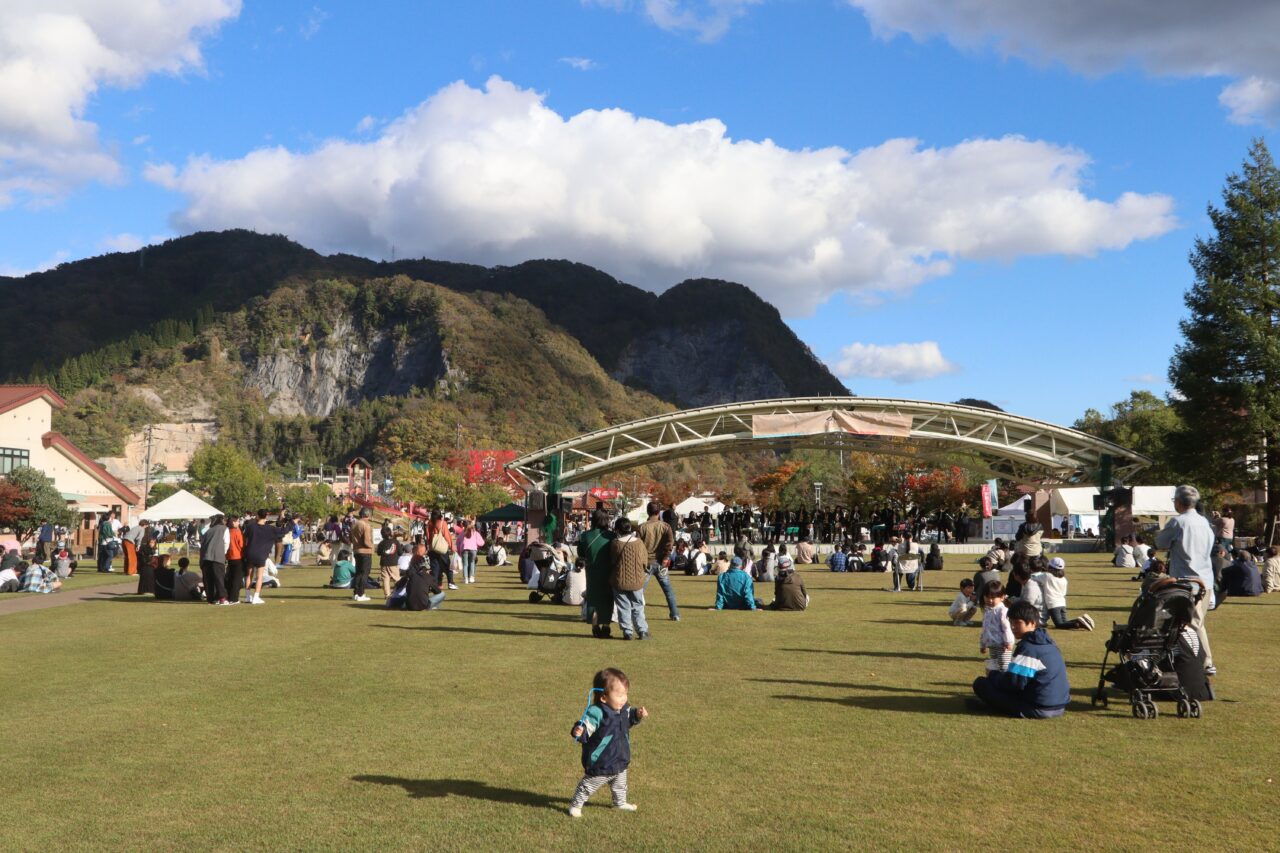 FAN2023のステージイベントが行われた広場=岡山県新見市