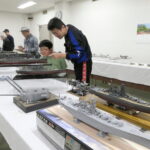 迫力のある軍艦模型が並んだ会場=岡山県奈義町で