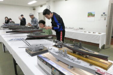 迫力のある軍艦模型が並んだ会場=岡山県奈義町で