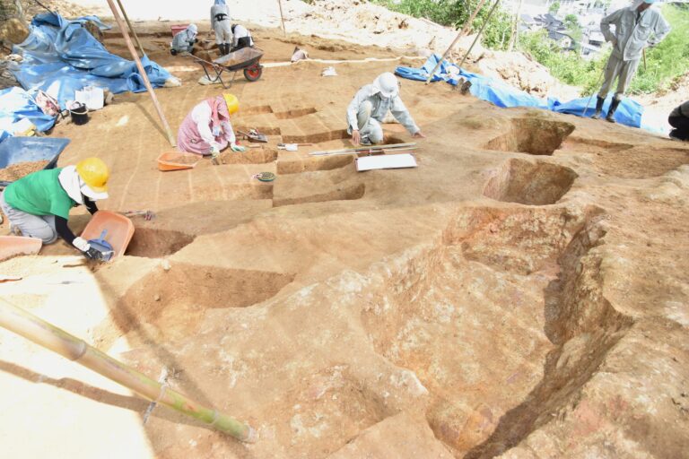 平福の勝負峪遺跡、約２０００年前の弥生時代の木棺（もっかん）墓群が出土