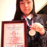 メダルと賞状を手にする中島さん