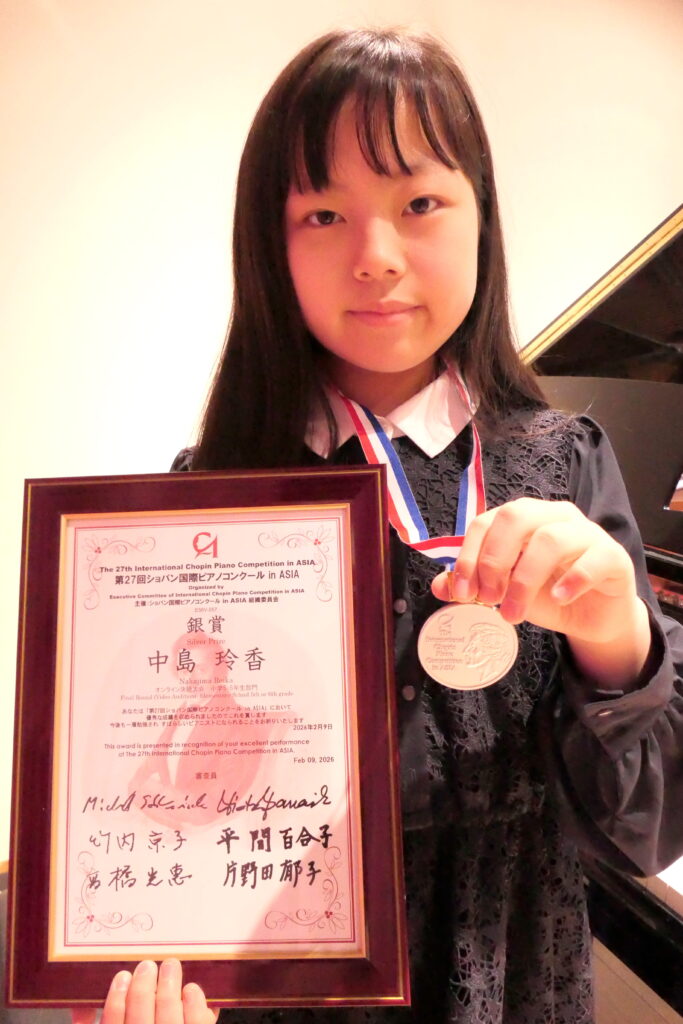メダルと賞状を手にする中島さん