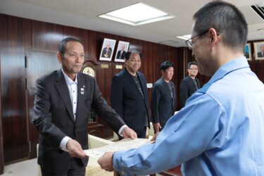 松原署長から感謝状を受け取る奥町長＝岡山県奈義町で