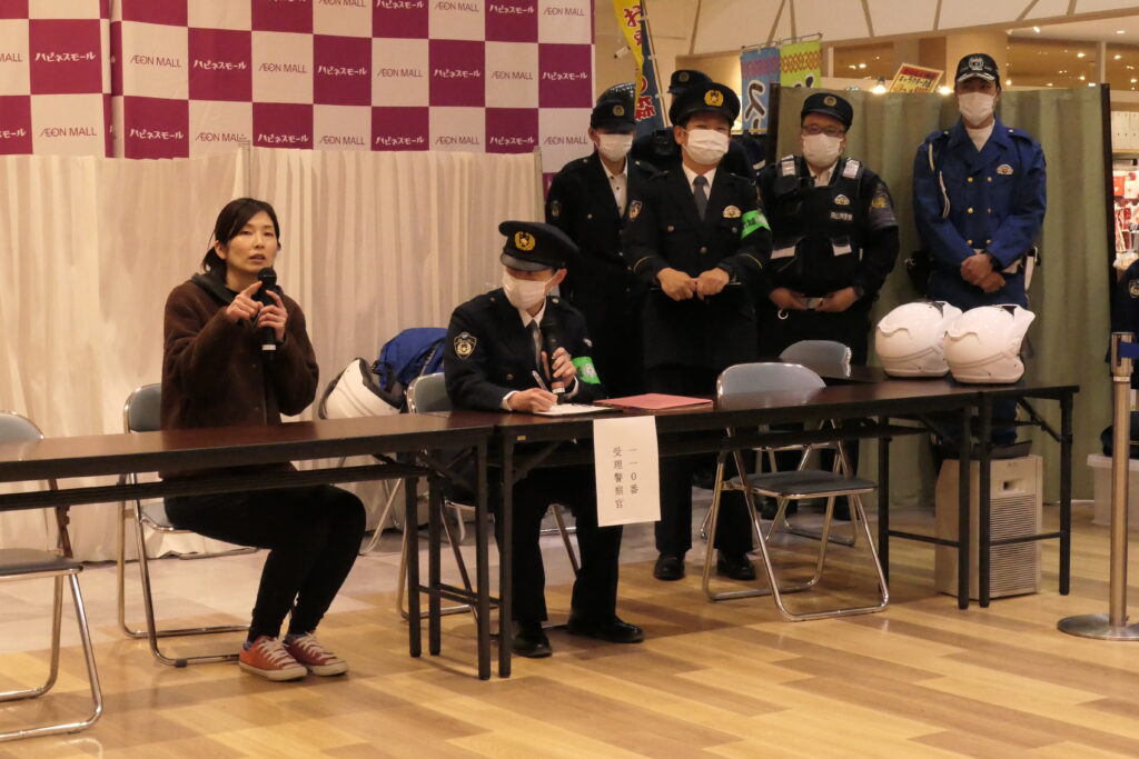 通報訓練を行う参加者