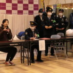 通報訓練を行う参加者