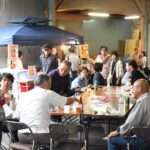 地元グルメを満喫する大勢の家族連れら=岡山県真庭市で