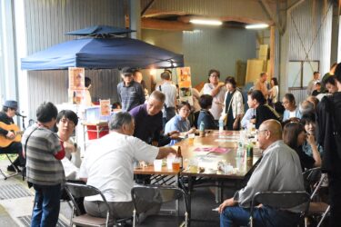 地元グルメを満喫する大勢の家族連れら=岡山県真庭市で