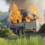 炎を上げて燃える民家＝地域住民提供、岡山県津山市で