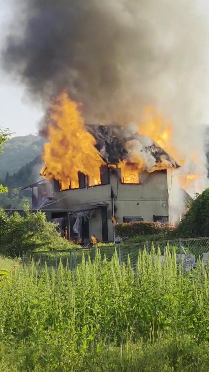 炎を上げて燃える民家＝地域住民提供、岡山県津山市で