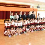 寄贈されたメッシュテントの前で記念撮影=岡山県美咲町で
