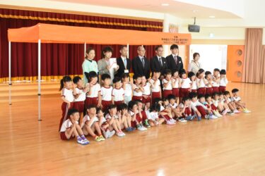 寄贈されたメッシュテントの前で記念撮影=岡山県美咲町で