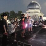 作った望遠鏡で星や月を眺める参加者