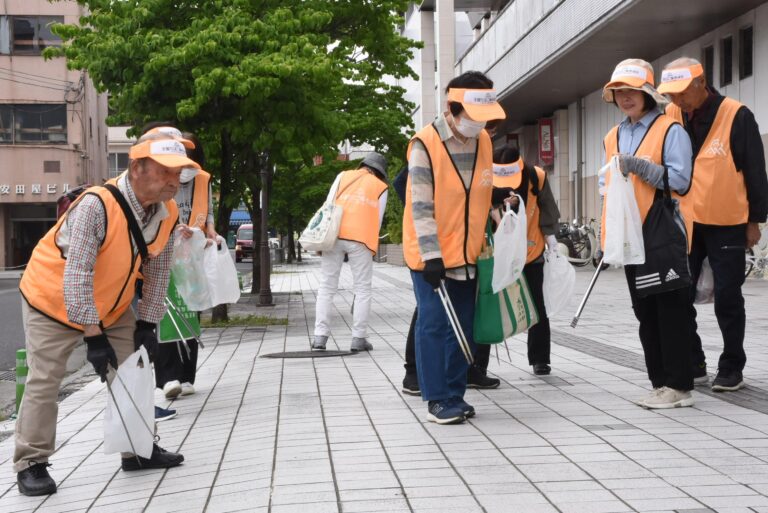 清掃奉仕活動に汗を流す参加者=岡山県津山市で