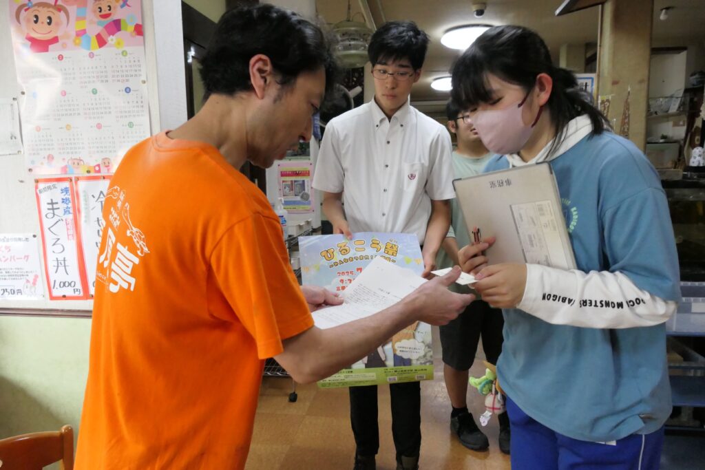 協賛する事業者にあいさつする生徒=高原亭(真庭市蒜山上福田)で