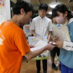 協賛する事業者にあいさつする生徒＝高原亭（真庭市蒜山上福田）で