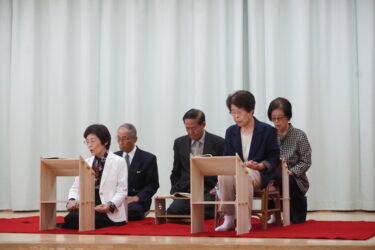 修練した素謡を披露する会員たち=岡山県津山市で