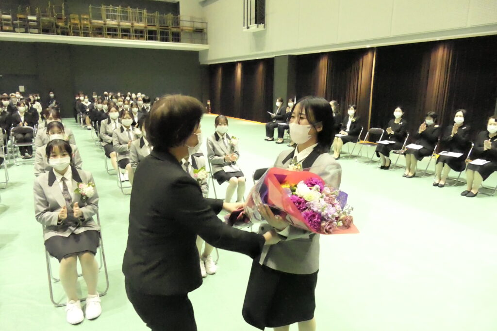 花束を受け取る卒業生
