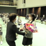 花束を受け取る卒業生