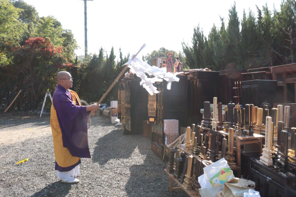 お焚き上げの前に仏具などのお祓(はら)いをする滋澤住職