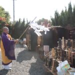 お焚き上げの前に仏具などのお祓（はら）いをする滋澤住職