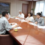 手話通訳者を介して話し合う光井市長と池口事務局長ら