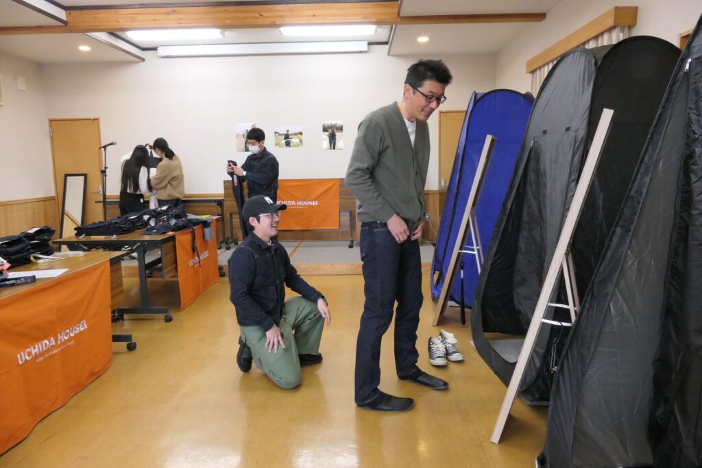 製品の試着をする新野山形の住民