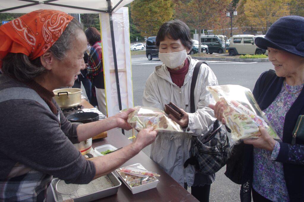「やま弁」を買い求める客=岡山県鏡野町で