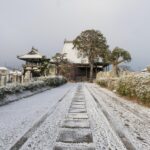 雪が積った岡山県津山市の妙法寺境内＝午前8時4分撮影